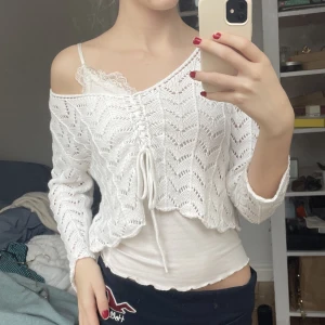 Virkad tröja - Jättesöt virkad tröja som jag tyvärr inte får någon användning av. Perfekt att ha över ett linne! 