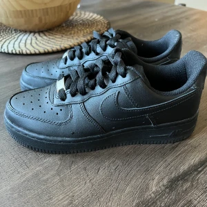 Air force 1 - Svarta air force 1 som endast är använda 2 gånger. 