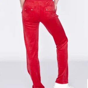 Säker röda  - Hej jag säker röda juicy couture kan köpa av er om ni har 0/500 kr men inte högre  Det är i storlek xs  snälla säg till 