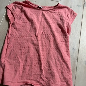 En fin rosa tröja  - Hej jag säljer en fin rosa träja jag köpte den för 100 kr och ska sälja den för 30 Storlek 146/152