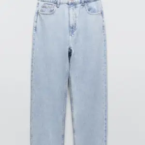 Jeans från zara i storlek 32. Skriv för fler bilder! 100kr+frakt 💕