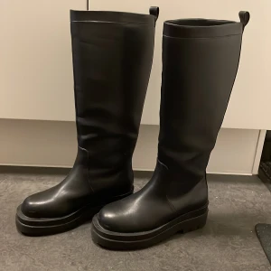Höga stövlar - Höga stövlar får Gina Tricot. Köptes förra året men bara använda en gång.