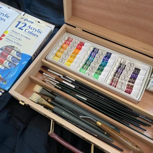 Konstmaterial - Blandat konstmaterial. Akryl- och akvarellfärg, penslar, block, canvas, palett m.m. Trälådan ingår! Allt säljs i ett paket då jag vill bli av med det. Det har legat länge på vinden så jag vet ej hur skicket är på färgerna men jag har kollat igenom allt och rensat ut det som var i dåligt skick/gammalt.   Mycket av det är i väldigt fint skick så det hade känts synd att bara slänga det.  Kan hämtas i centrala Helsingborg eller skickas men isåfall får vi diskutera hur:)