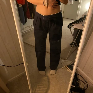 Liknande dickies - Ett par mörkblåa byxor liknade dickies. Tyvärr kommer de inte till användning☺️