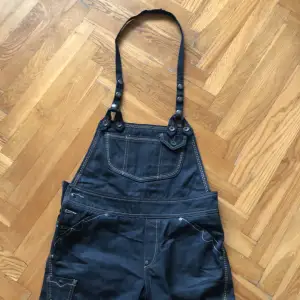 Hej! Säljer hilfiger denim hängselbyxor. De är för små för mig nu så vill att någon annan kan få användning av dem. Dem är i nytt skick o har inga defekter :)