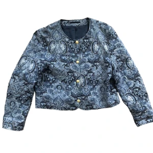 Mönstrad tröja - Mönstrad kavaj/tröja med guldknappar 💓