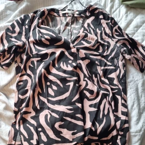 Fin mönstrig blus - Aldrig använd  Skickas även på post