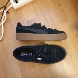 Puma Suede platform sneakers - Säljer dessa ascoola suede platform sneakers från Puma då de inte kommit till användning mer än ett fåtal ggr. Mest stått och dammat i garderoben:( Så de är nästan i nyskick. De vill komma till nån som använder dem mer!💖 Kan mötas upp i Sthlm elr skicka!