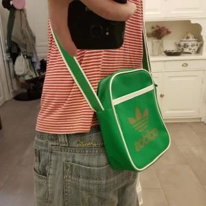 Axelväska crossbody shoulder bag - Grön Adidas axelväska. Justerbar. 22 cm lång 18 cm breda 