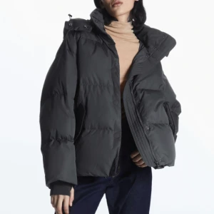 Jacka - Mörk grå dunjacka från COS. Säljes då den inte kommit till användning som planerat. Nypris 1950kr 