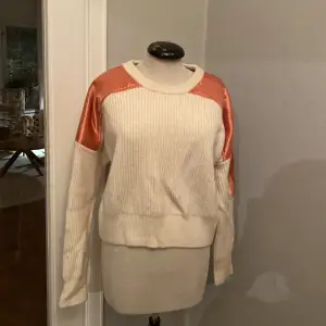 Härlig tröja från Maje som är köpt på deras butik i Frankrike år 2018. Använd men bra skick!