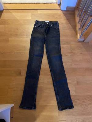 Superfina jeans från Zara i stl 36. Jätte bra skick.