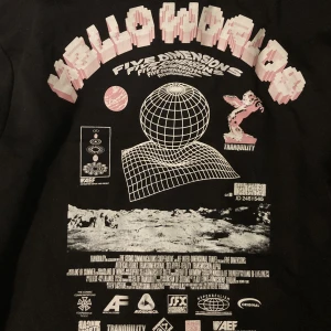 ♡‧₊˚ Hm hoodie ♡‧₊˚ - Jättecool Hoodie från Hm med tryck. Lite space och scifi tema. Fint skick men säljs då den ej används 🫶🏼L men sitter som S/M