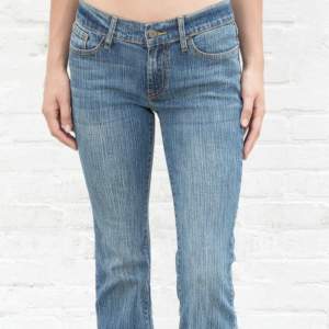 Säljer Brielle jeans från Brandy Melville i storlek 38, använda en gång. Passar mig som annars har storlek 34/36 då de är lågmidjade. Säljer då jag ej tycker jag passar i stilen💕Köpare står för frakt