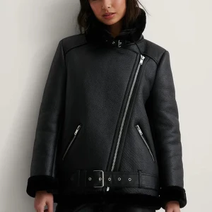 Skinnjacka  - En jätte fin fodrad skinnjacka från NAKD. (Inte äkta skinn eller päls). Jackan är sparsamt använd så den är i fint skick! Nypris är 1099kr.   Kan gärna skicka fler bilder på jackan som önskas!