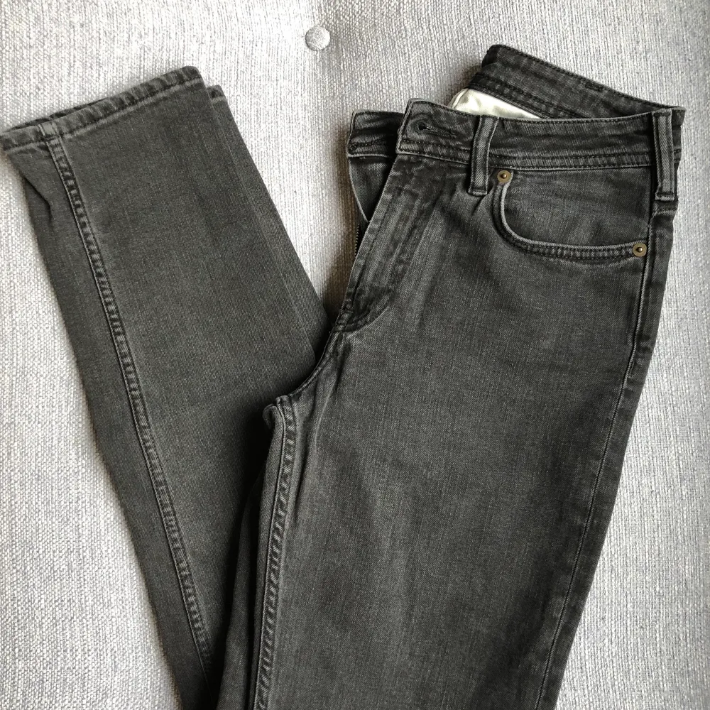 Toppskick jeans från Acne. Blå konst  Storlek 26-32 . Jeans & Byxor.