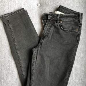 Toppskick jeans från Acne. Blå konst  Storlek 26-32 