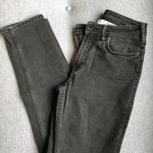 Acne jeans, storlek 26-32 - Toppskick jeans från Acne. Blå konst  Storlek 26-32 