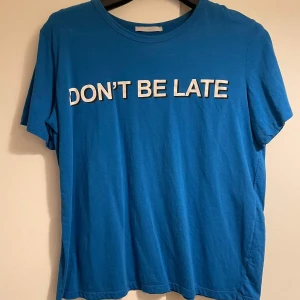 T-shirt  - T-shirt från Zara, bra skick. Köparen står för frakt. Obs att paketpris kan fixas om man köper fler av mina varor.