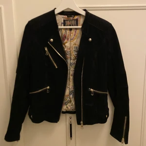 Jofama jacka - Mockajacka från Jofama med gulddetaljer, köpt för några år sedan men aldrig använd. Väl omhändertagen, inga defekter. Storlek 38. Mockan formar sig och blir ännu snyggare efter användning. 💕💕 nypris 2499kr