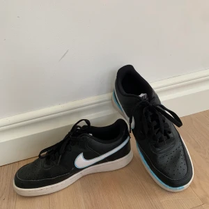 Nike skor court vision low - Nike skor court vision low dissande själv med blåa streck  Stolek 40.   Svart vit. 