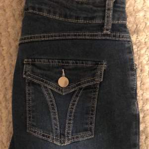 Midwaist SHEIN jeans som är snygga men för små för mig. Jag har använt dom Max två gånger men nu är dom för små och därför används inte längre. Dom har snygga bakfickor och är bootcut. Pris kan diskuteras. 60+frakt