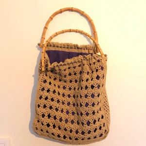 Virkad Väska - Virkad väska med bambuhandtag och lila tyg. Köpt i Paris, antagligen hemmagjord. 