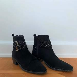Snygga svarta boots i mocka från River Island. Oanvända. Storlek 39. Köpta för 899kr, säljer för 80kr.🌸