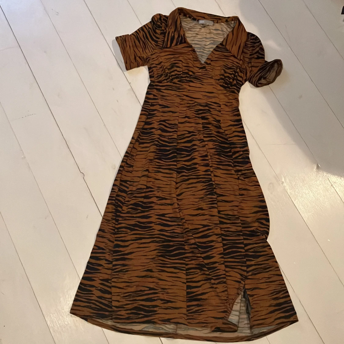 Klänning med tigerprint