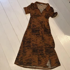 Klänning med tigerprint - Stretchig 