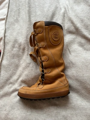 Timberland skor 😍🔥 - Säljer dessa såå fina Timberland skor. Perfekt nu när snön har kommit och även på hösten.  Super fina och så sköna De är i väldigt bra och fint skick! Nypris 1900