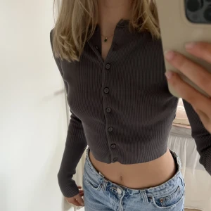 Kofta från Zara 🖤 - Denna fina kofta kommer tyvärr inte till användning, från Zara 🖤 storlek S 