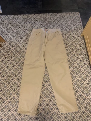 Beigea jeans - Fina jeans, i en ”mom jeans” modell. Inte direkt utsvängda men med en lätt utvidging. Passar inte mig längre