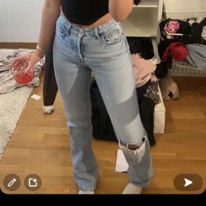 90s jeans från hm - Hm 90s jeans med ett hål på ena knät 36 använda nån gång så helt nya