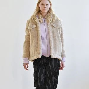 SAMSÖ SAMSÖ COLBIE jacka stl S - Säljs på NAKD för 1499:-. Knappt använd. Supermjukt och mysigt tyg! Kan mötas upp annars betalar köparen frakten