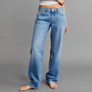 As coola low waist jeans från Gina, extremt sköna och snygga till en kort t shirt tex. Som nya! Så bekväma, klicka INTE på köp nu. Sista bilden är min egna, fina till uggs tex. Som sagt helt som nya och de kostar egentligen 499 så mycket sänkt pris
