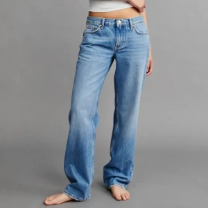 Low waist baggy  - As coola low waist jeans från Gina, extremt sköna och snygga till en kort t shirt tex. Som nya! Så bekväma, klicka INTE på köp nu. Sista bilden är min egna, fina till uggs tex. Som sagt helt som nya och de kostar egentligen 499 så mycket sänkt pris