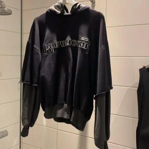 gosha rubchinskiy hoodie - Säljer min gosha hoodie pga ingen användning använt fåtal gånger typ helt ny köpte den 2018 kanske använt 5 gånger den är xs men sitter oversized sitter perfekt på någon som är mellan 160-175