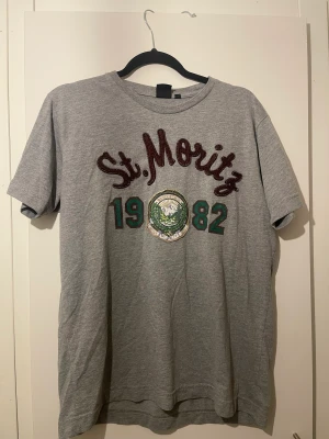 T-shirt  - T-shirt Använt skick, normal i passform 