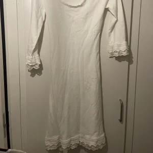 Klänning - Klänning med trekvartsarm. Även denna från by Timo. Inköpt för 1600. Rosett baktill som man kan knyta fram om man vill. Aldrig använd. 