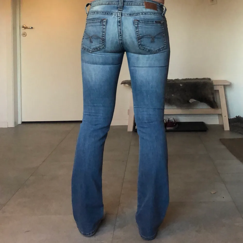 Lågmidjade bootcut jeans!. Jeans & Byxor.