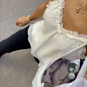 Linne - Intressekoll på detta linne. Funderar på att sälja då den inte passade vid mina bröst🥲 (Lånade bilder) !!Vid flera intresserade startas budgivning!!