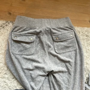 Juicy Cotoure XXS - Ett par gråa mysbyxor från Juicy Couture, har några slitningar på mudden längst ner för att de har varit så långa, bild för intresse☺️ annars är de som nya🤩säljer för att de är för små och för långa😅