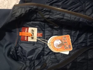 Parajumper jacka storlek m passar ocshå s använda 4 gånger  - Parjumper jacka använder 4 gånger storlek m men passare ocshå s pris lapparna är kvar och inga flackar inte många som har blå i denna modellen små knappar följer ocshå med den fins i Örebro kan mötas i Örebro eller posta den frakten står inte jag för det 