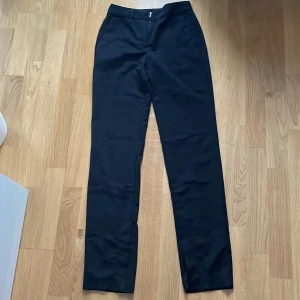 Monki strl 32 - Kostymbyxor i storlek EUR 32  Anvönda 5 gånger Formar midjan och rumpan fint med öppning längst ner på sidan så dom sitter rakt ner💗 Frakter står köparen för och pris kan disskuteras