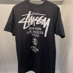 Stussy world tour tee storlek M svart. Använd 1-2gånger 10/10 skick inga cracks, dm för fler bilder  Köpare står för frakt (66kr)