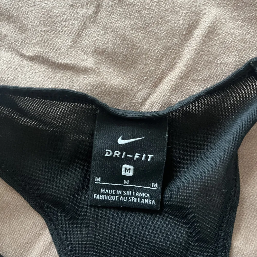 Säljer denna svarta träningstopp från Nike i storleken medium. Den är knappt använd och helt som ny, köparen står för frakt! 😋. Hoodies.