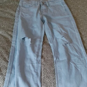 Jeans - Säljs pga för små. Ordinarie pris 69 kr