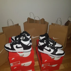 Nike Dunk high - Hej! Säljer 5 st par nya oanvända Nike Dunk high retro i storlekarna 39, 40, 40,5, 43 & 44. Skorna är köpta i Nike butiken i Gallerian i Stockholm