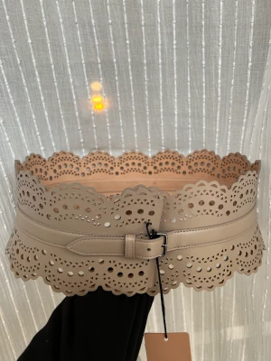 Skärp  - Mitt absoluta favorit skärp från Alaia, helt oanvänt då jag fick fel storlek.  Kommer med dustbag och box med lapparna kvar, köptes för 10 500kr  Kvitto kan skickas om så önskas ✨